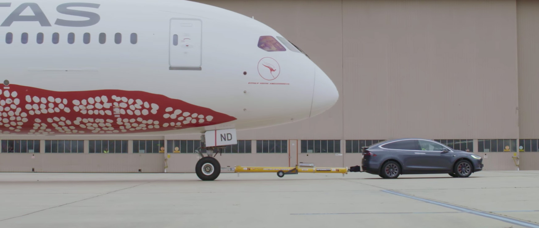 Elektrische auto met trekhaak, tesla model x trekt vliegtuig